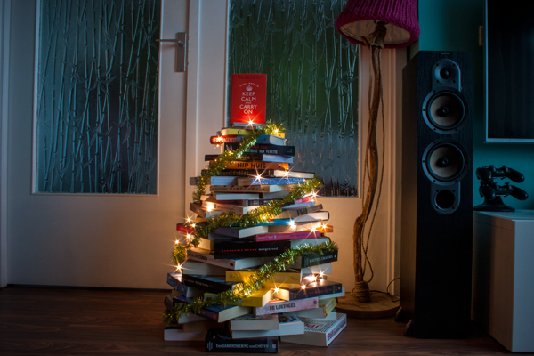 Een boekenkerstboom in ons kersthuis!